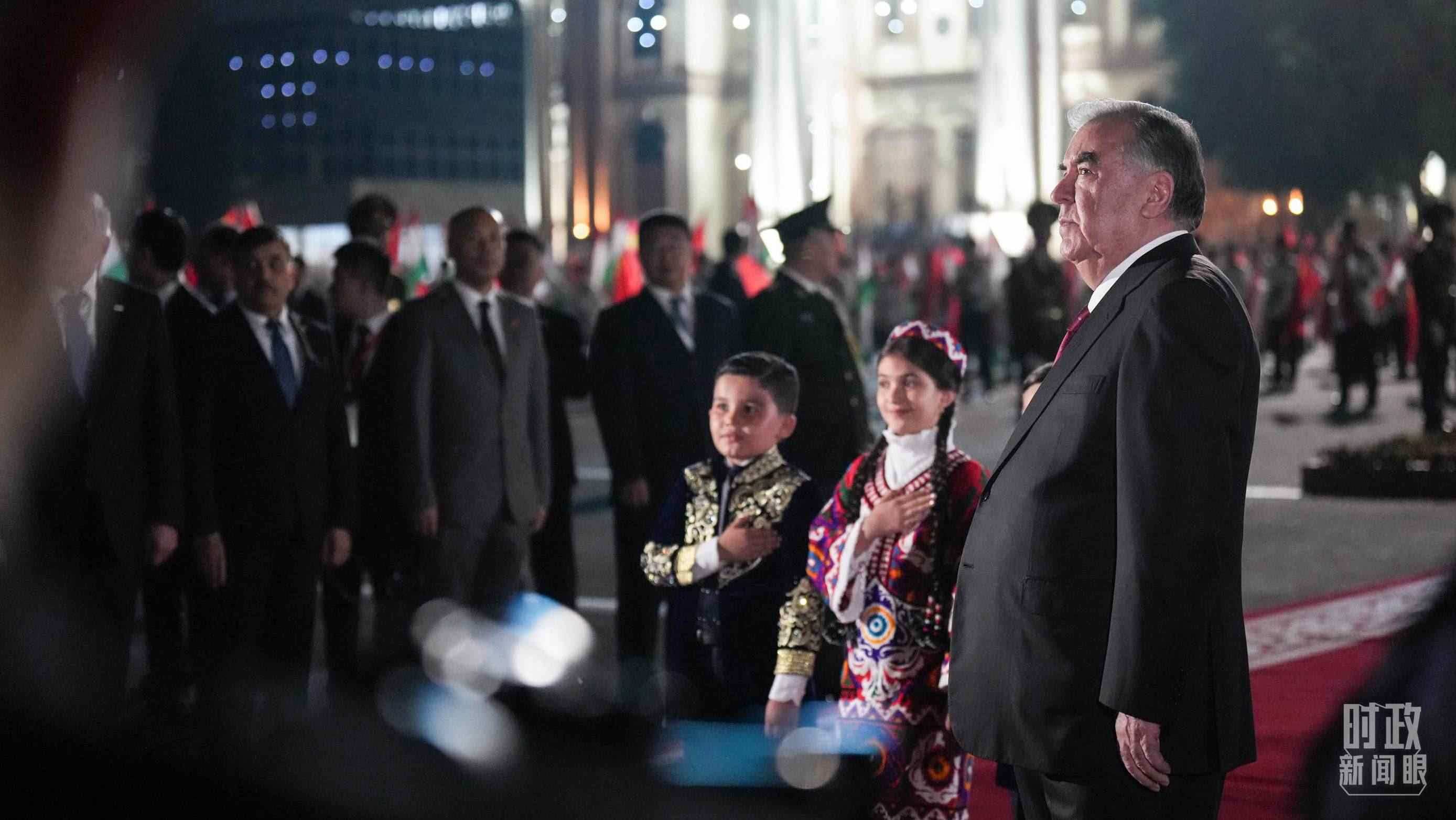 △拉赫蒙總統(tǒng)在機場迎接習主席。（總臺記者李晉拍攝）