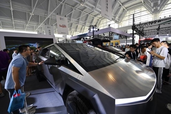 在天津舉行的2024世界智能產(chǎn)業(yè)博覽會上，觀眾在特斯拉展臺參觀（6月22日攝）。新華社記者 李然 攝