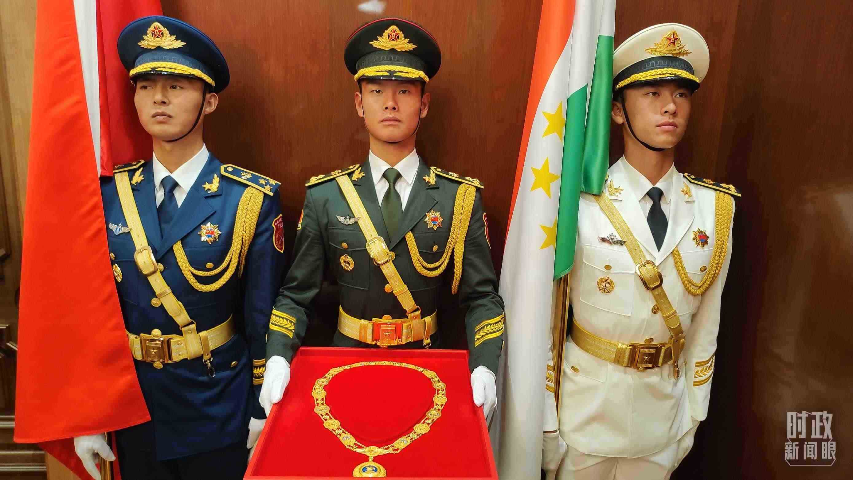 △中方儀仗兵護送“友誼勛章”入場。（總臺央視記者薛冠南拍攝）