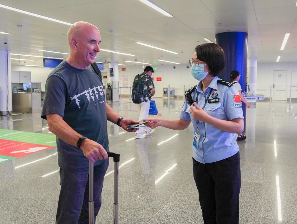  7月2日，南寧邊檢站移民管理警察引導(dǎo)外籍旅客有序通關(guān)。（南寧邊檢站供圖）