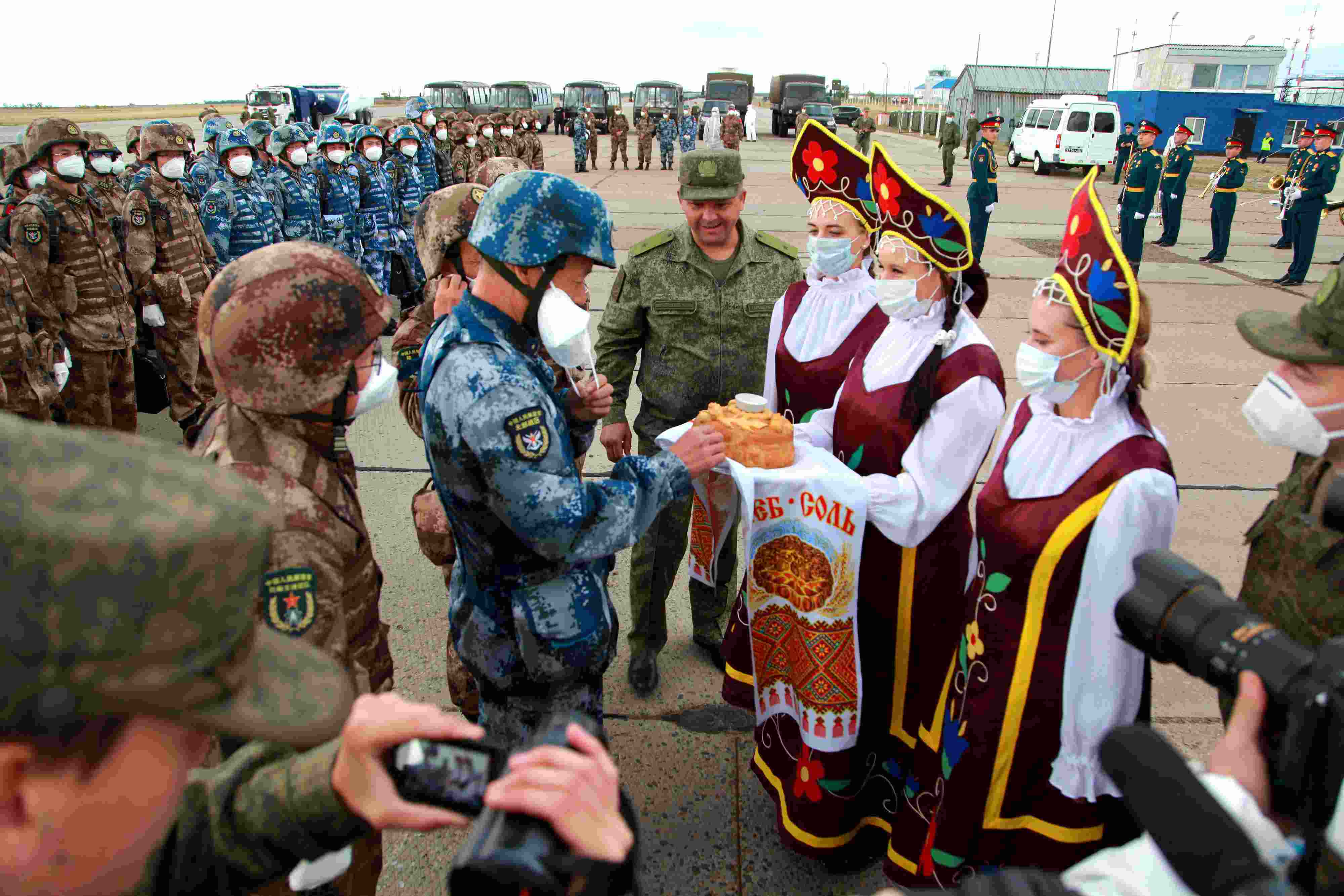 當(dāng)?shù)貢r(shí)間2021年9月10日，跨境參加“和平使命-2021”上海合作組織成員國(guó)聯(lián)合反恐軍演的中方部隊(duì)導(dǎo)演部抵達(dá)俄羅斯奧倫堡“東古茲”靶場(chǎng)演習(xí)地域。圖為俄方人員為中方人員舉行歡迎儀式。