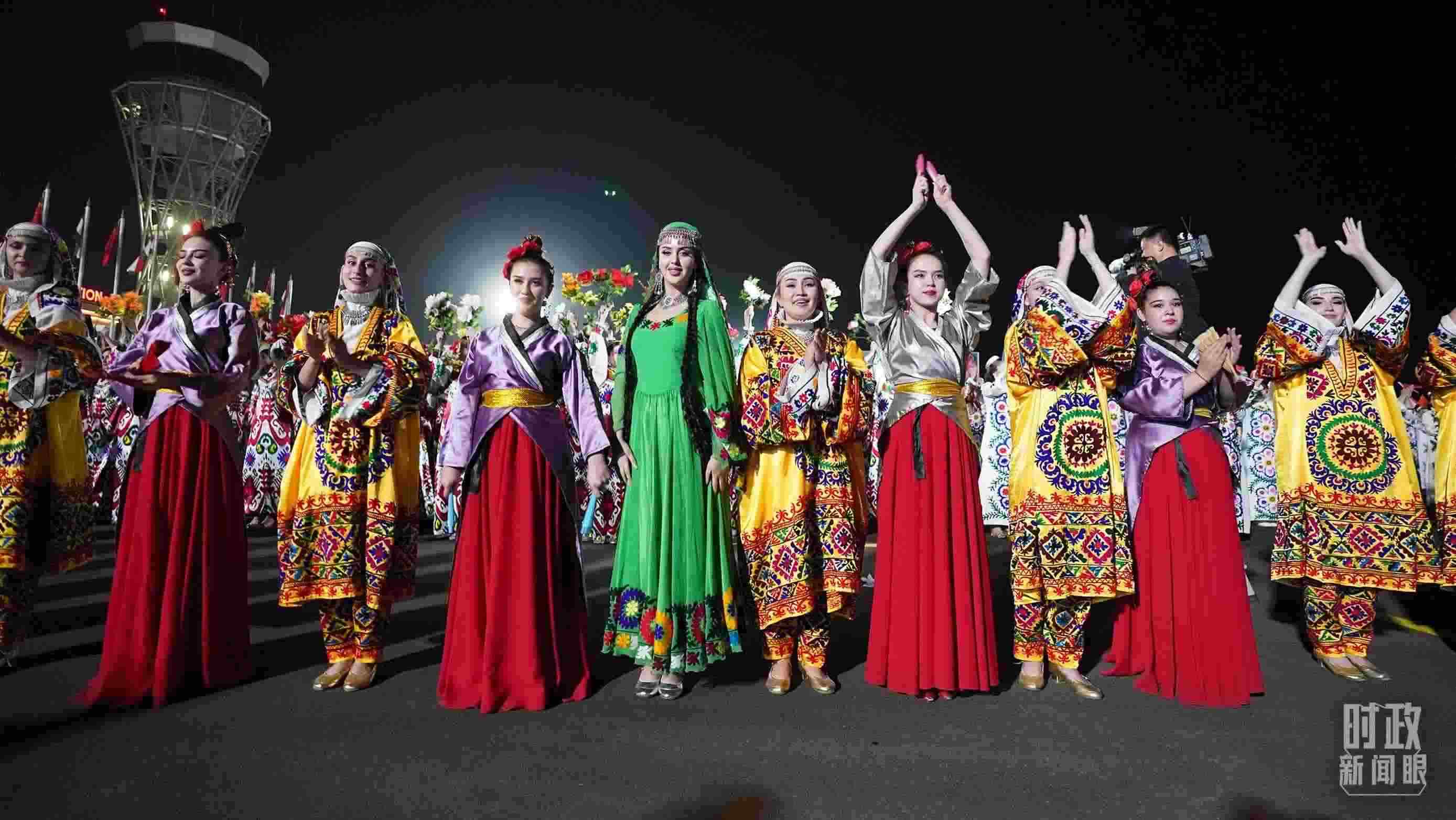 △迎賓儀式上身著民族盛裝的塔吉克斯坦青年。（總臺記者李晉拍攝）