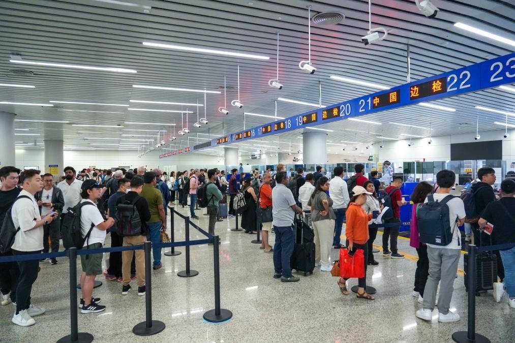 7月4日，白云邊檢站旅客通關(guān)現(xiàn)場(chǎng)。（白云邊檢站供圖）