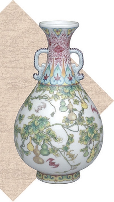 清代瓷胎畫(huà)琺瑯福壽連綿雙耳瓶。臺(tái)北故宮博物院藏