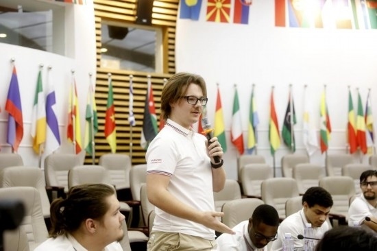 7月8日，美國中田納西州立大學大一學生雅克布·揚在共譜華美和音交流營上分享。新華社發(fā)