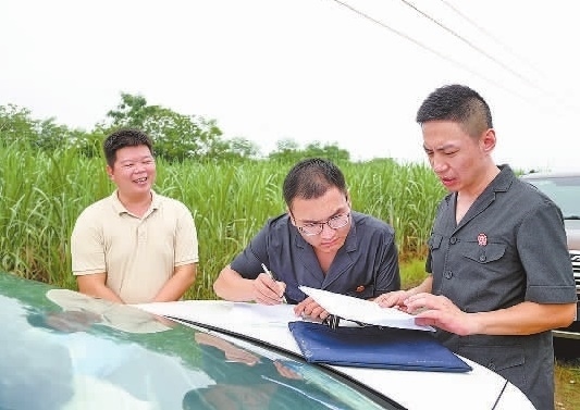 圖③：清塘后，執(zhí)行干警與某農(nóng)場負(fù)責(zé)人確認(rèn)魚塘交付情況。