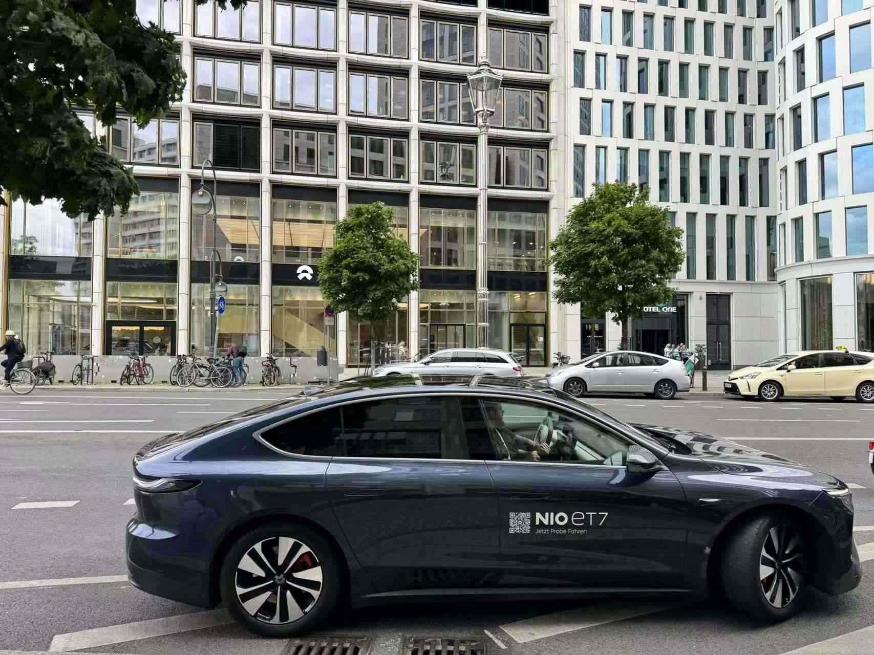 消費(fèi)者在蔚來(lái)柏林智能駕駛中心前試駕電動(dòng)汽車(chē)。 人民網(wǎng)記者 李強(qiáng)攝