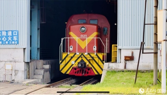 通鋼產(chǎn)品通過(guò)鐵路運(yùn)輸出場(chǎng)。人民網(wǎng) 謝瑩攝