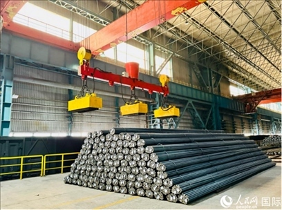 通鋼產(chǎn)品正在裝車(chē)。人民網(wǎng) 謝瑩攝