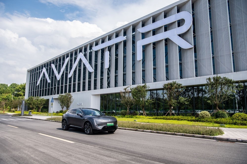 一輛新能源汽車在重慶市江北區(qū)行駛（2023年7月20日攝）。新華社記者 唐奕 攝