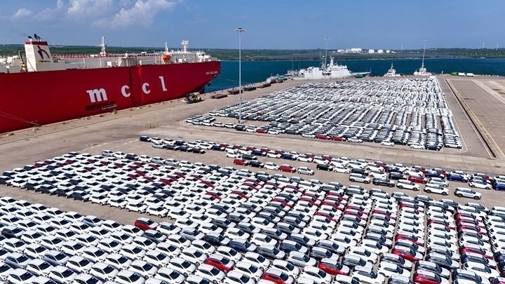 這是2024年3月28日拍攝的斯里蘭卡漢班托塔港（無人機照片）。漢班托塔港是中斯共建“一帶一路”重點合作項目，位于斯里蘭卡南端，是一座綜合性人工深水海港，許多往來亞洲、歐洲、非洲的貨船在此經過。新華社記者 徐欽 攝