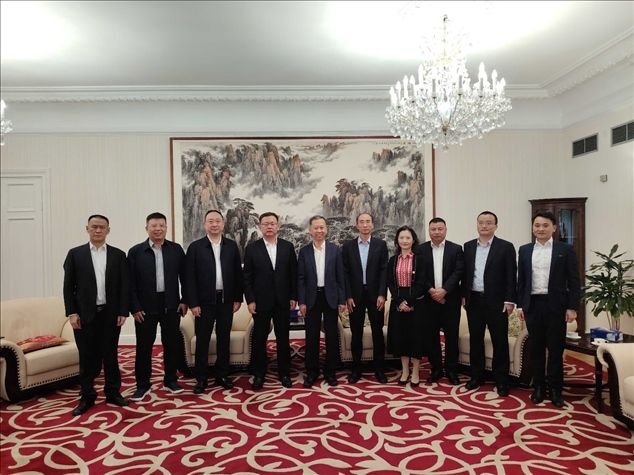 中國駐瑞典大使崔愛民（左五）會見中國中鐵股份有限公司總裁陳文健一行并合影。中國駐瑞典大使館供圖