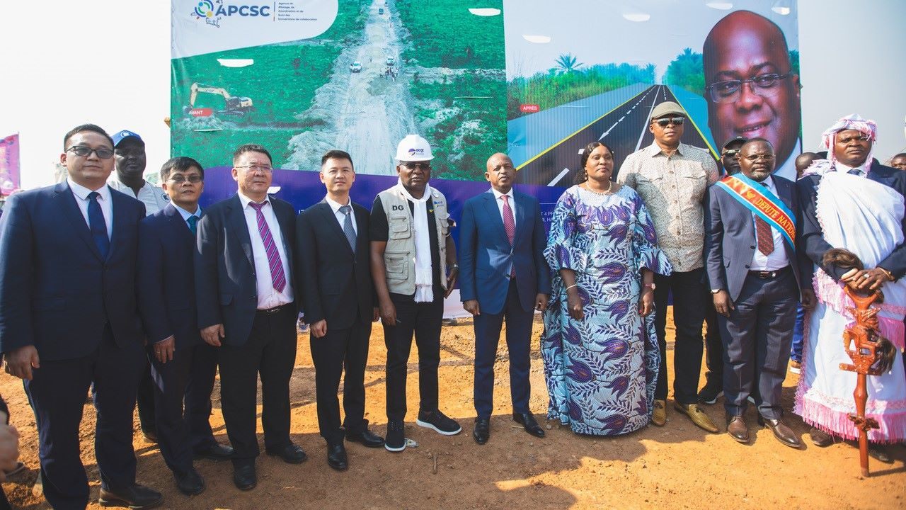 剛果（金）政府代表與中方企業(yè)代表出席開(kāi)工儀式。中鐵資源集團(tuán)供圖