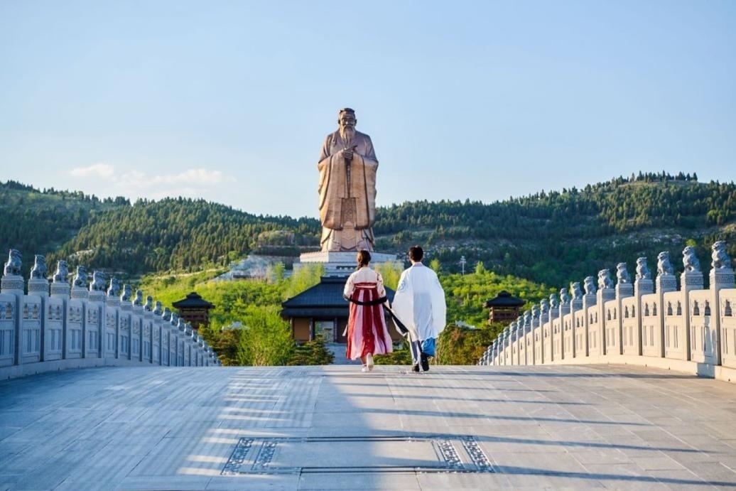 游客漫步尼山圣境領略古脈綿長。人民網(wǎng) 喬姝攝