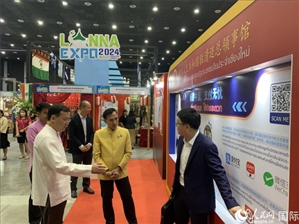 7月9日，中國駐清邁總領(lǐng)事陳海平與清邁副府尹威拉蓬等共同參觀以“暢游中國、支付無憂”為主題的中國展位。人民網(wǎng)記者章念生攝