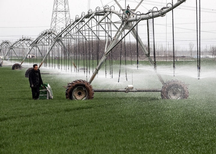 2024年3月18日，在河南省焦作市博愛縣孝敬鎮(zhèn)東原莊村瑞輝家庭農(nóng)場，村民使用全自動指針式噴灌機(jī)進(jìn)行澆灌作業(yè)。新華社發(fā)（程全攝）