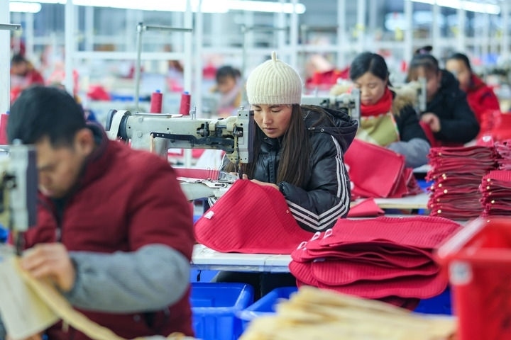 2024年1月18日，社區(qū)居民在紅安社區(qū)的鄉(xiāng)村振興就業(yè)車間工作。紅安社區(qū)是由易地搬遷安置區(qū)單獨成立的新社區(qū)，位于湖南省湘西土家族苗族自治州鳳凰縣禾庫鎮(zhèn)。新華社記者 張鋮 攝