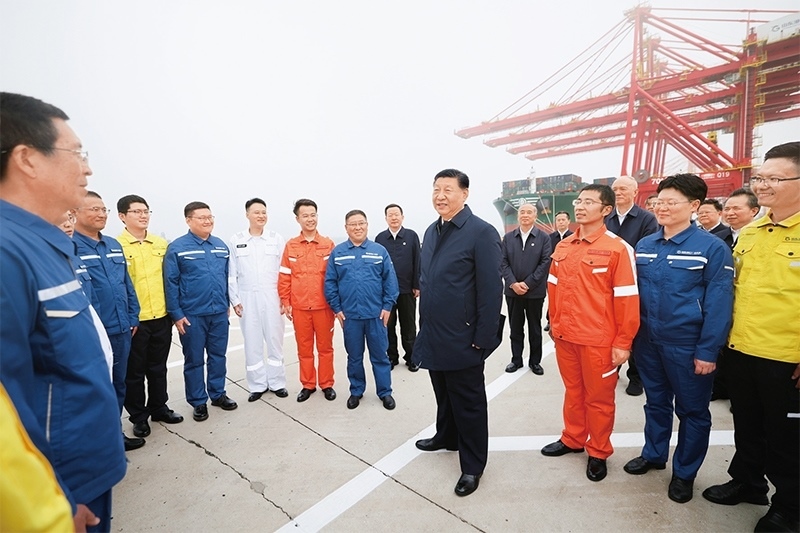 2024年5月22日至24日，中共中央總書記、國家主席、中央軍委主席習(xí)近平在山東考察。這是22日下午，習(xí)近平在日照港親切慰問港口科技工作者、運(yùn)營人員、航運(yùn)人員。 新華社記者 鞠鵬/攝