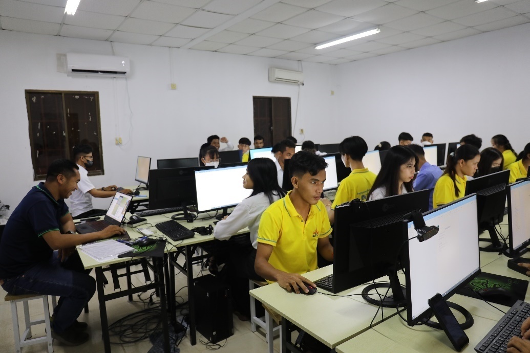 圖為西哈努克港工商學(xué)院的學(xué)生正在上課。西港特區(qū)公司供圖