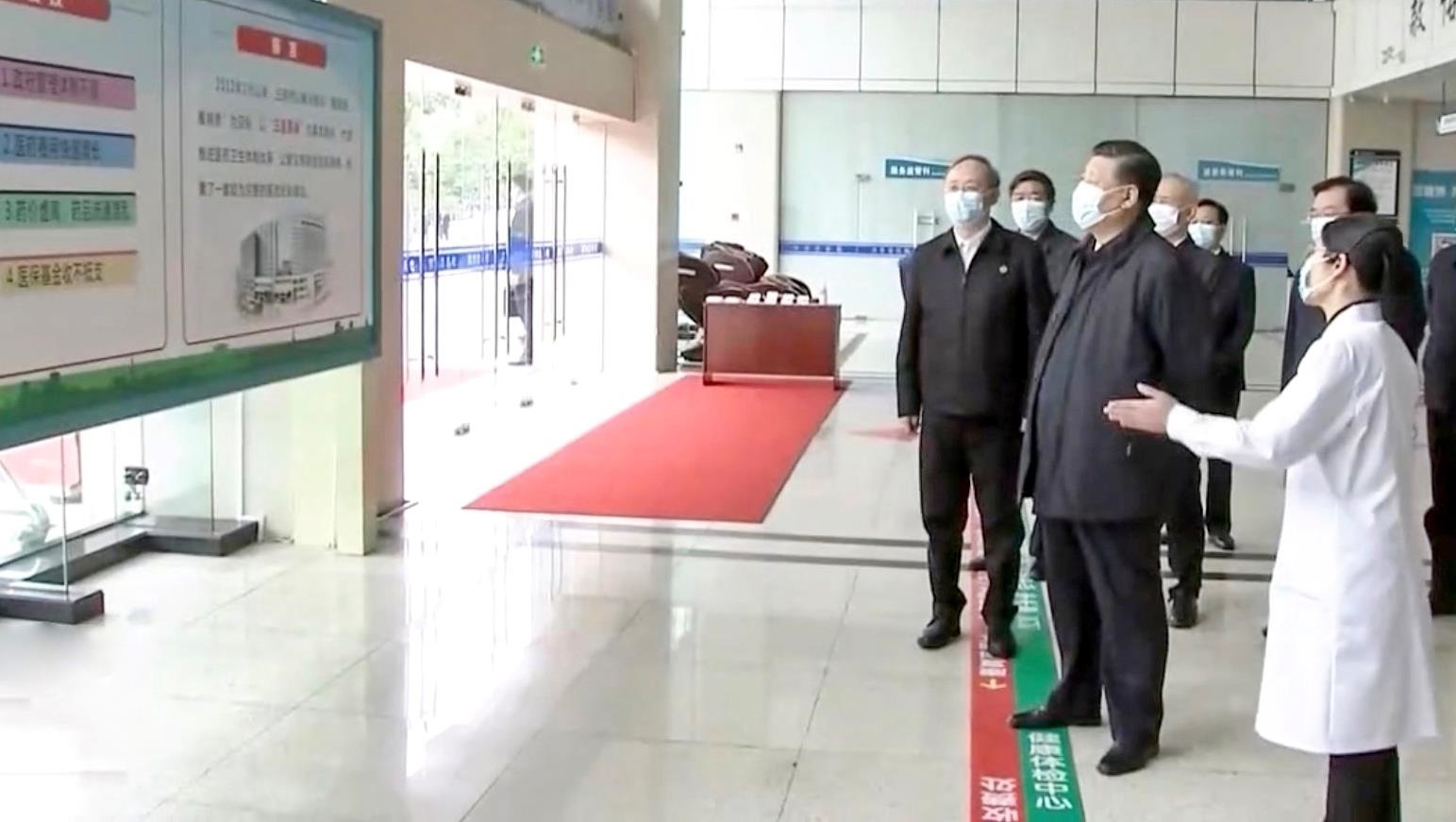 △2021年3月23日，習(xí)近平總書記在福建三明沙縣總醫(yī)院住院樓一層大廳，聽取醫(yī)改情況介紹。