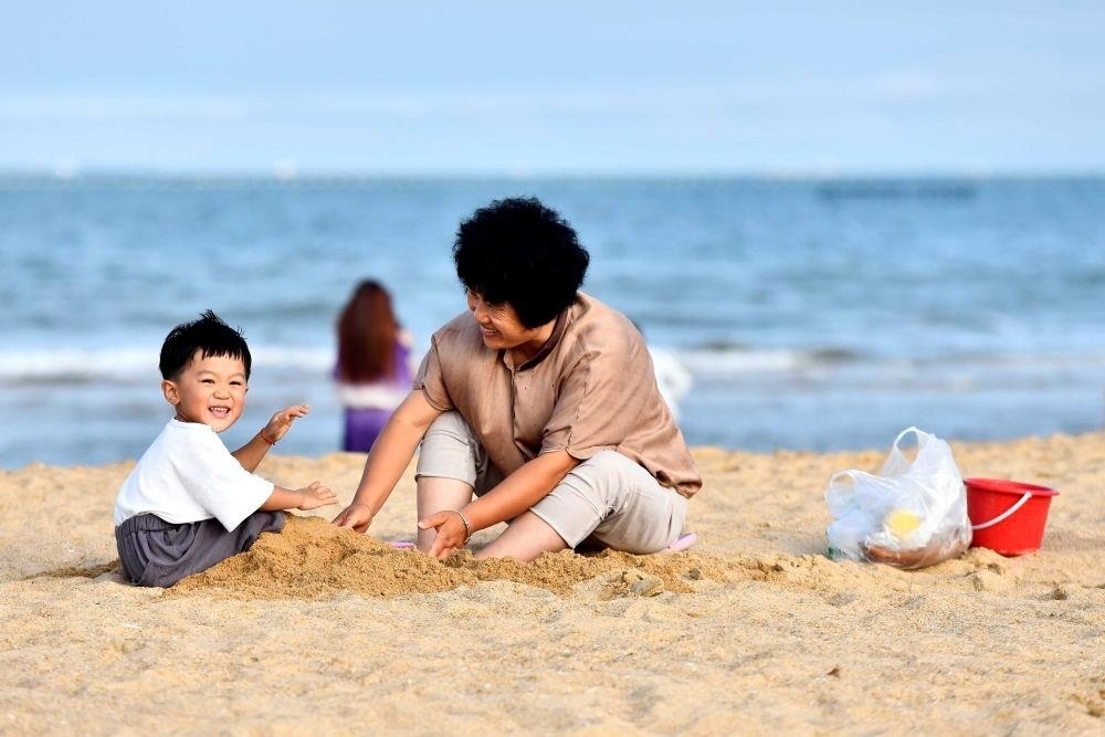 △山東日照陽光海岸綠道沙灘一角。近年來，日照還海于民、還景于民，在保留松林、沙灘、礁石和濕地資源的基礎(chǔ)上，修復(fù)整治生態(tài)岸線，打造出一條長約28公里的陽光海岸綠道，吸引眾多市民游客度假休閑。