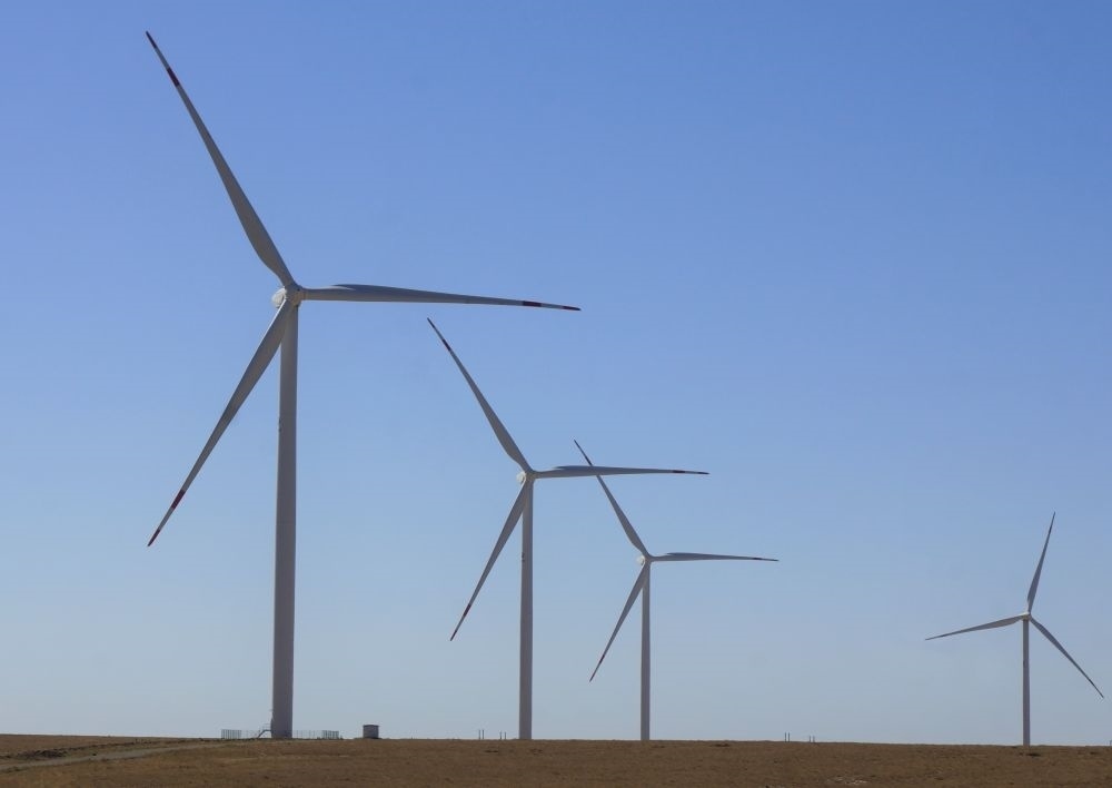 這是中哈合作的哈薩克斯坦札納塔斯100兆瓦風(fēng)電項目（2022年9月13日攝）。新華社發(fā)（德米特里·瓦西連科 攝）