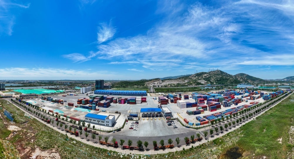 2024年6月26日拍攝的位于江蘇省連云港市連云區(qū)的上合組織（連云港）國際物流園內(nèi)的中國外運(yùn)集裝箱場站（無人機(jī)照片）。上合組織（連云港）國際物流園是連云港建設(shè)“一帶一路”交匯點(diǎn)強(qiáng)支點(diǎn)和上合組織國家出海基地的重要平臺載體。新華社記者 季春鵬 攝