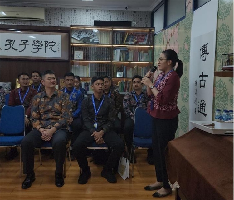 警察學(xué)員用漢語進行自我介紹 ?；顒又鬓k方供圖