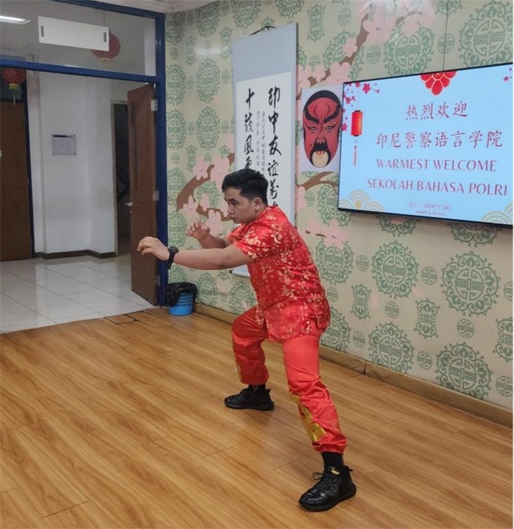 警察學(xué)員表演武術(shù)?；顒又鬓k方供圖