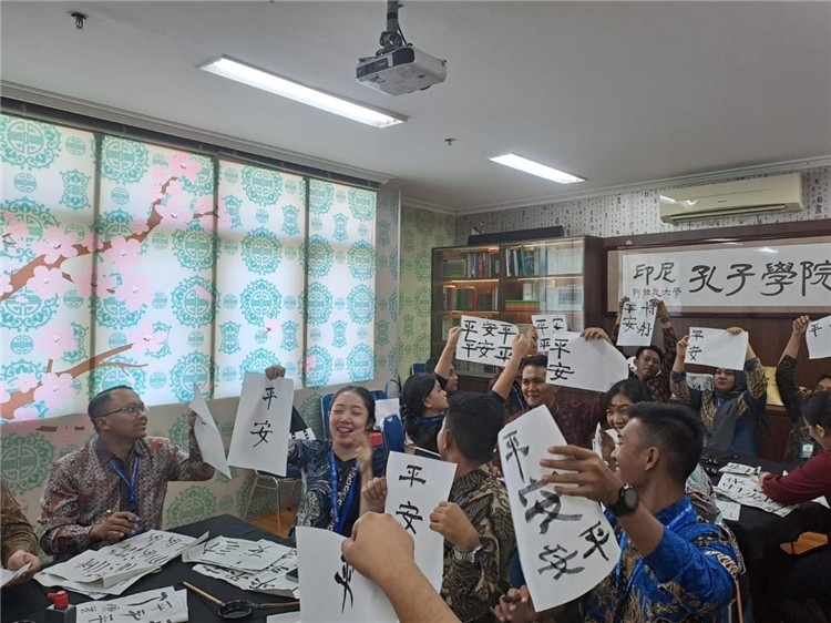 警察學(xué)員們展示書法學(xué)習(xí)成果?；顒又鬓k方供圖