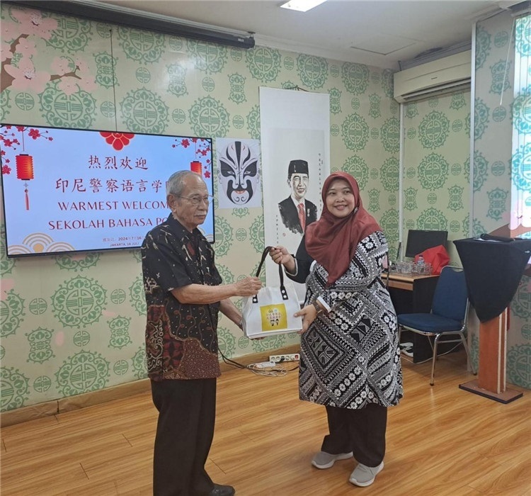 拉哈尤·蘇珊蒂與穆尼交換禮品。活動主辦方供圖