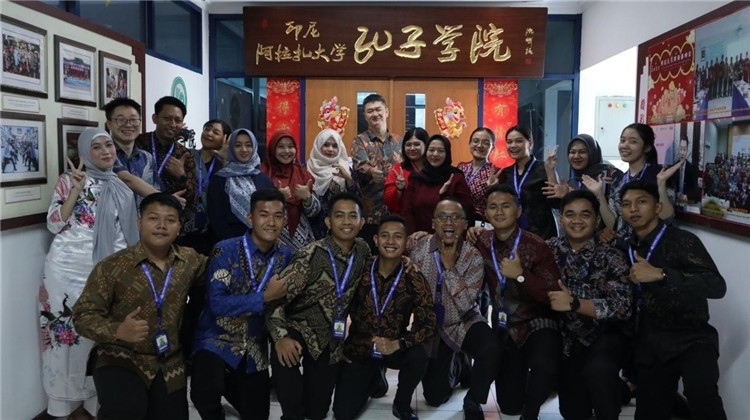 警察 學(xué)員們在孔院門口合影?；顒又鬓k方供圖