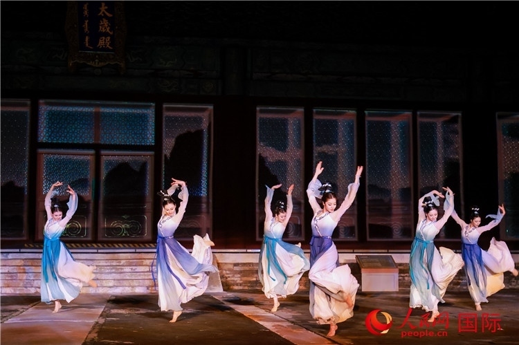 “光影北京——2024世界燈光師大會(huì)”開(kāi)幕式當(dāng)晚的燈光秀表演。人民網(wǎng)記者 趙益普攝