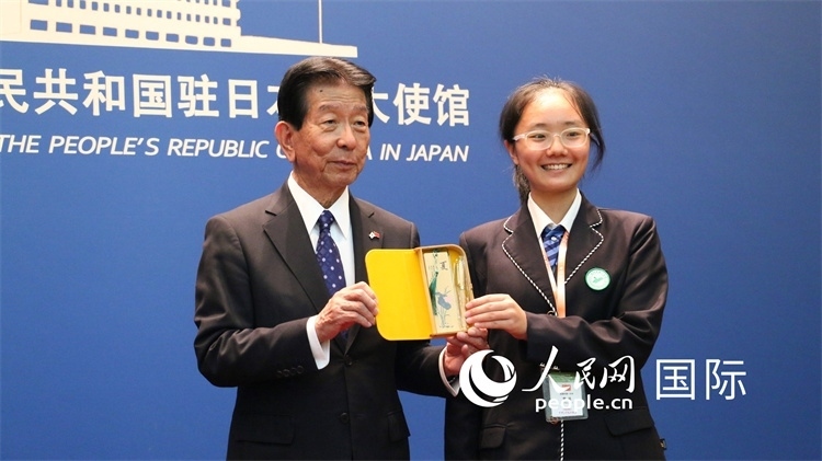 中國(guó)小大使向日本永旺1%俱樂(lè)部理事長(zhǎng)森美樹(shù)贈(zèng)送當(dāng)?shù)靥厣Y品。人民網(wǎng) 許可攝