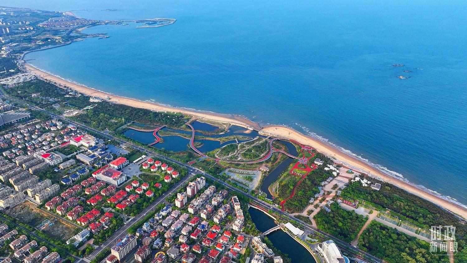 △日照市陽光海岸綠道。近年來，日照市對(duì)沿海裸露場(chǎng)地及岸線破損處進(jìn)行生態(tài)修復(fù)，建成約28公里的陽光海岸綠道，為市民和游客提供了運(yùn)動(dòng)休閑好去處。（總臺(tái)央視記者范凱拍攝）