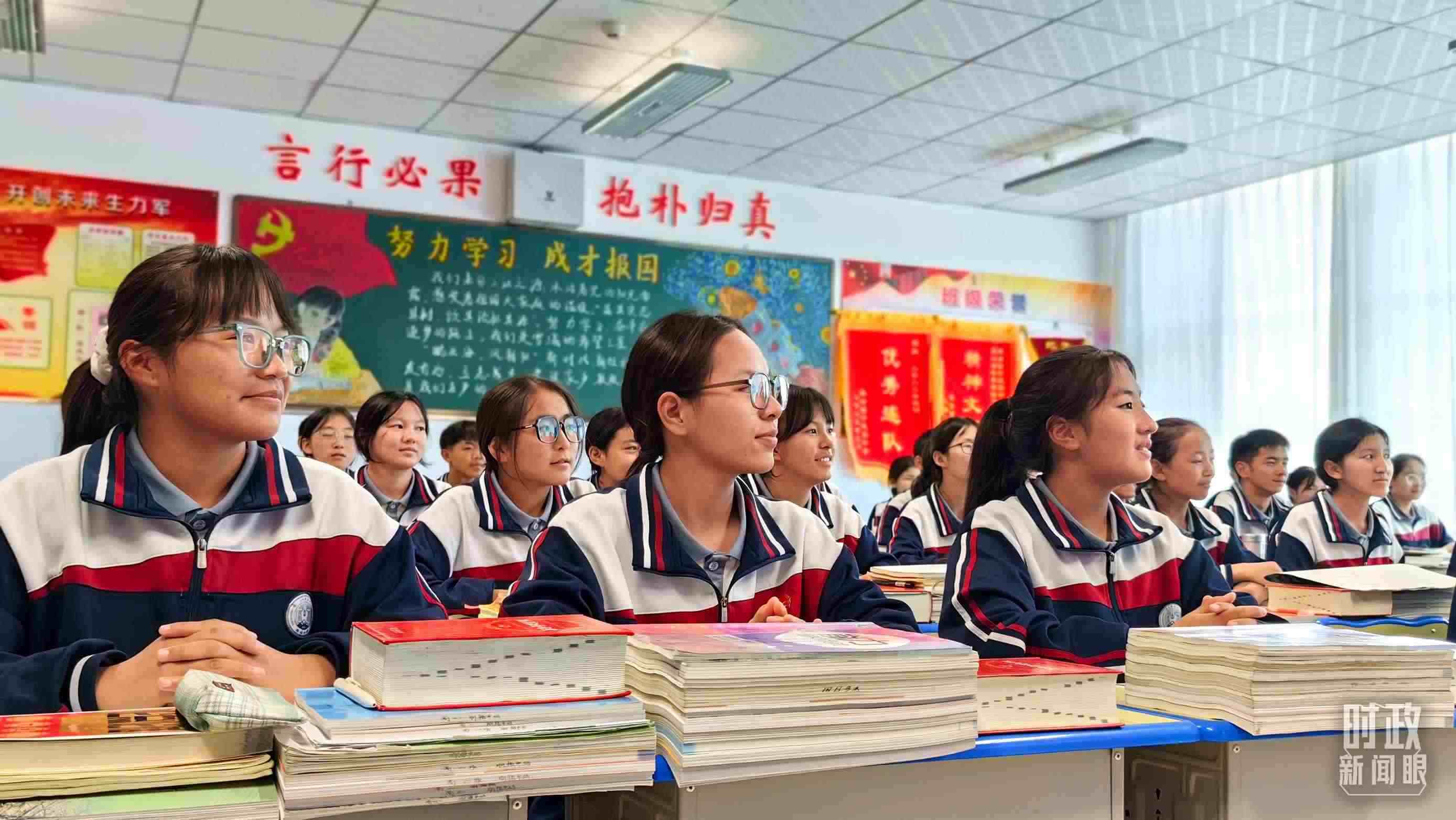 △果洛西寧民族中學(xué)高一（1）班的“新時(shí)代、新家鄉(xiāng)”主題思政課。（總臺(tái)央視記者段德文拍攝）