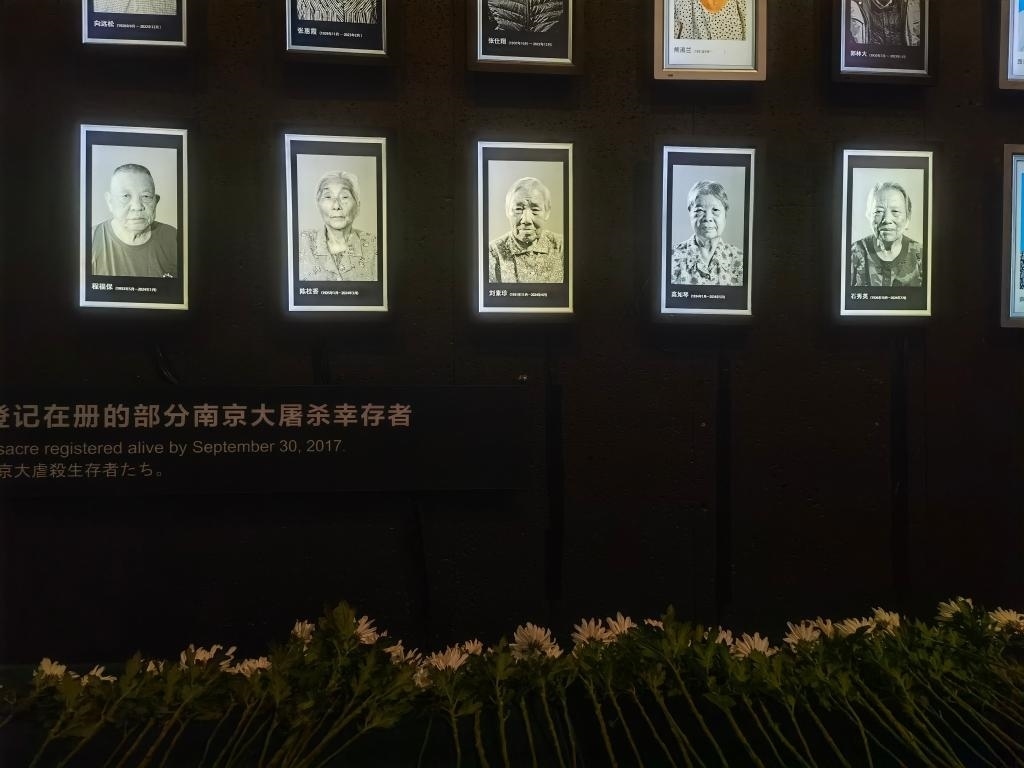 7月18日，侵華日軍南京大屠殺遇難同胞紀念館內舉行“熄燈”悼念儀式，為今年離世的5位幸存者老人送行。新華社記者邱冰清 攝