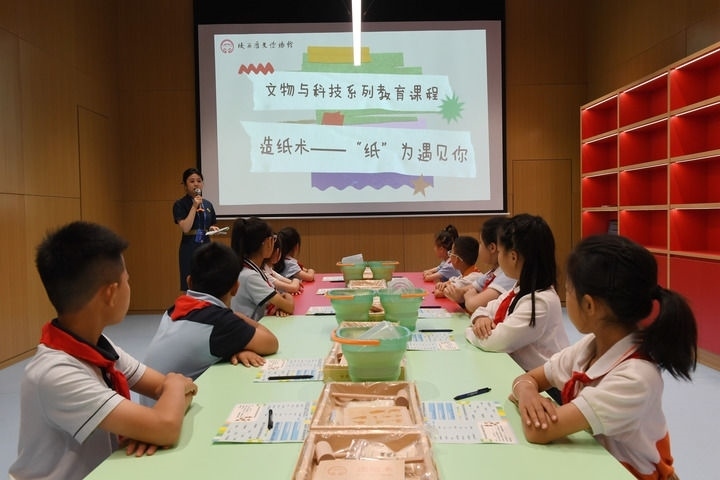 2024年5月18日，小學生在陜西歷史博物館秦漢館參加“文物與科技”系列教育課程。新華社記者 李一博 攝