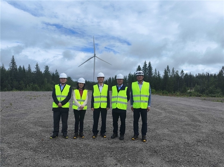 中國(guó)駐瑞典大使崔愛(ài)民（中）走訪中廣核歐能瑞典公司。中國(guó)駐瑞典大使館供圖