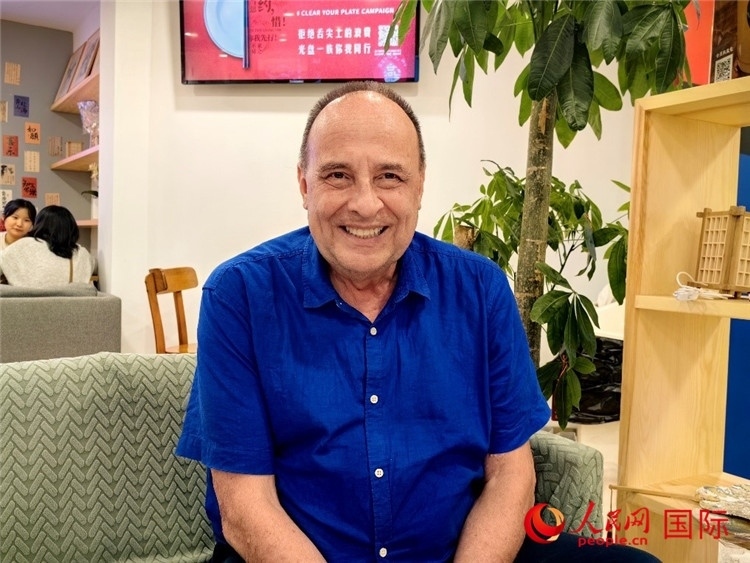 巴西坎皮納斯州立大學(xué)文學(xué)院資深教授弗朗西斯科·福特·哈德曼接受人民網(wǎng)專訪。人民網(wǎng)記者 符園園攝