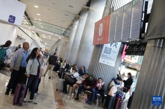 7月19日，在墨西哥首都墨西哥城的貝尼托·華雷斯國際機場，許多航班被延誤或取消，大量旅客在機場等待。新華社發(fā)（弗朗西斯科·卡涅多攝）