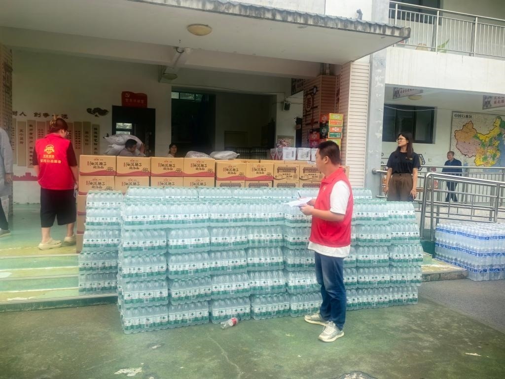 圖為愛心人士向鳳縣河口鎮(zhèn)中心小學(xué)捐贈的物資。新華社記者 劉彤 攝