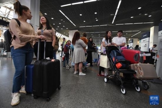 7月19日，受影響航班的旅客在巴西首都巴西利亞機場等待。新華社發(fā)（盧西奧·塔沃拉 攝）