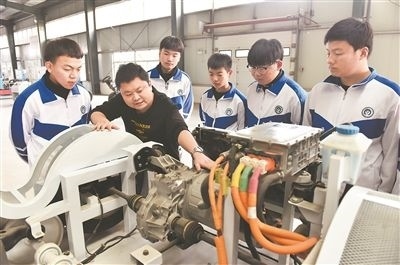 河北省威縣職業(yè)技術(shù)教育中心老師正在為學(xué)生講解電動(dòng)汽車數(shù)字技術(shù)。新華社記者 朱旭東攝