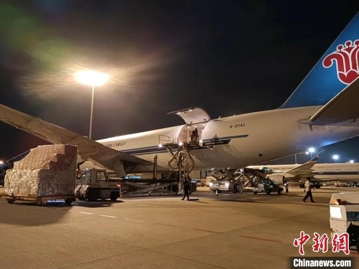 南航物流客機(jī)正裝運(yùn)前往巴黎的跨境電商貨物。南方航空 供圖