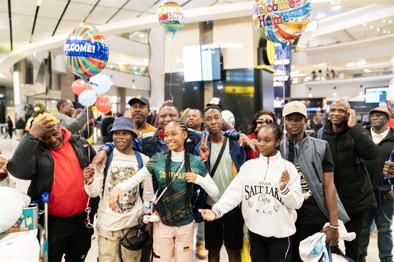 家長們熱情歡迎從中國歸來的學生。希拉茲·莫林攝