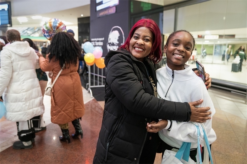 學生與家長相擁歡慶。希拉茲·莫林攝