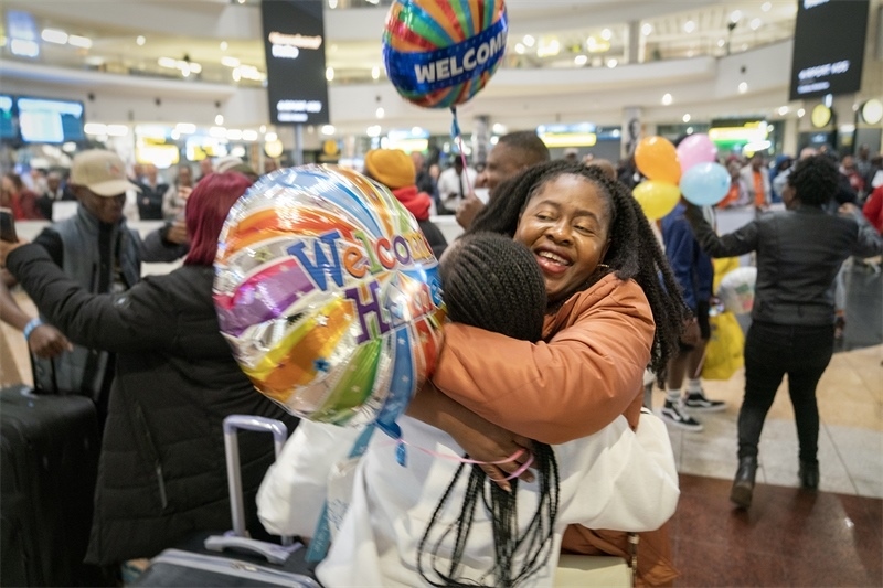 學生與家長相擁歡慶。希拉茲·莫林攝