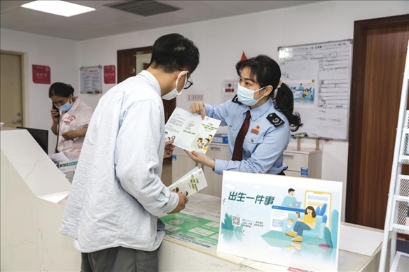 志愿者為葉先生介紹新生兒相關(guān)服務(wù)。云浮市稅務(wù)局供圖