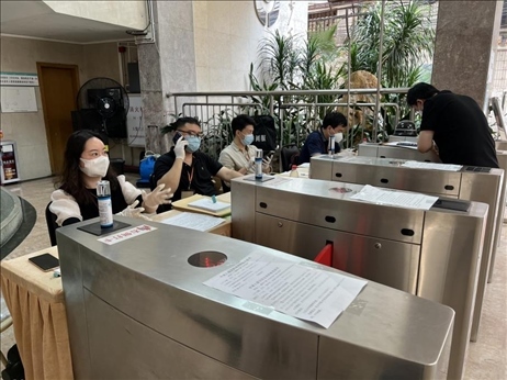 廣州市越秀區(qū)教育局現(xiàn)場(chǎng)審核返區(qū)生辦理材料，采用“提前網(wǎng)上預(yù)約、現(xiàn)場(chǎng)分批辦理”的方式進(jìn)行。廣州市越秀區(qū)教育局供圖